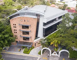 Edificio de oficinas contemporáneo con fachada de ladrillo y vidrio, un diseño de nuestra desarrolladora inmobiliaria.