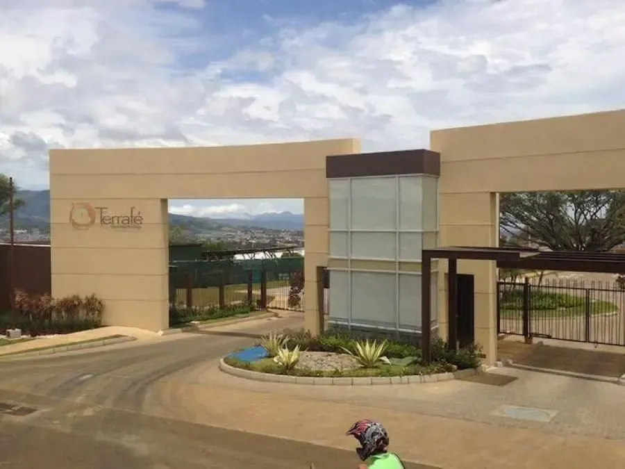 Entrada monumental de piedra a proyecto residencial exclusivo, desarrollado con calidad por nuestra desarrolladora inmobiliaria.