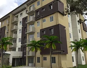 Moderno complejo de apartamentos residenciales con balcones y áreas verdes, construido por nuestra desarrolladora inmobiliaria.