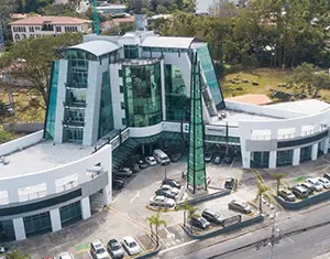 Moderno edificio comercial con locales en planta baja y oficinas en pisos superiores, hecho por nuestra desarrolladora inmobiliaria.